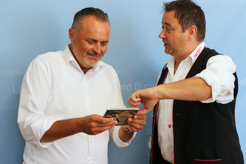 Landeshauptmann Hans Peter Doskozil besah sich gemeinsam mit Wolfgang Gonter gleich die neue CD von „Wendi’s Böhmischer Blasmusik“.