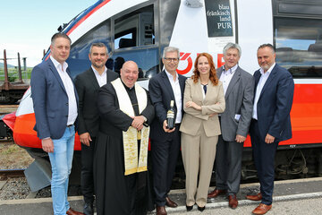 Zugtaufe „Blaufränkisch pur“ in Deutschkreutz. V.l.: LR Alexander Petschnig, LR Heinrich Dorner, Kreisdechant Franz Brei, Bgm. LAbg. Manfred Kölly, Michaela Huber, Vorständin ÖBB-Personenverkehr AG, Christian Gradwohl, Obmann von "Blaufränkisch Pur", Obmann-Stv. Tourismus Regionalverband, LH Hans Peter Doskozil 