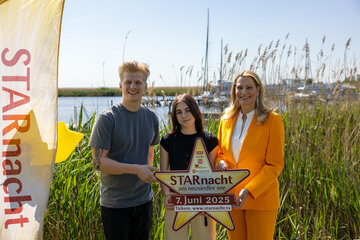 Landesrätin Mag.a (FH) Daniela Winkler (r.) mit Thorsteinn Einarsson und Emma (v.l.) in Neusiedl am See.