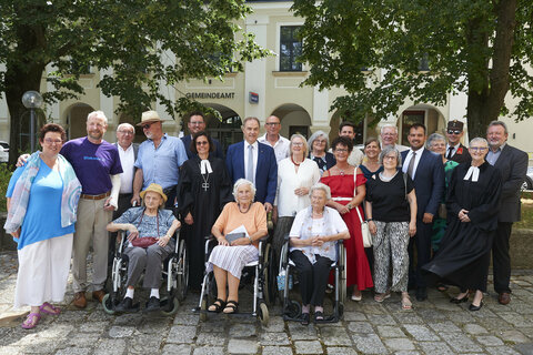 Landesrat Dr. Leonhard Schneemann (6.v.l.) mit Landtagsabgeordnetem Bürgermeister Kilian Brandstätter (5.v.r.) und weiteren Festgästen sowie den Bewohnerinnen des Diakoniezentrums in Gols.
