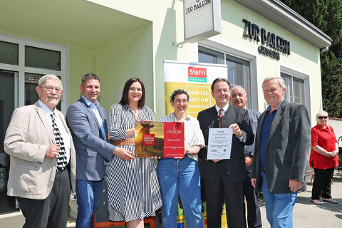 Feine Moorochsen-Spezialitäten werden in der Greisslerei „Zur Bailerin“ angeboten. V.l.: Bgm. Andreas Rotpuller, Vize-Bgm. LAbg. Robert Hergovich, Kerstin Bailer, LH-Stv.in Mag.a Astrid Eisenkopf, LWK-Präs. NR DI Nikolaus Berlakovich