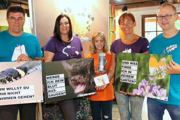 Schattendorfs Bürgermeister Johann Lotter, Landesrätin Astrid Eisenkopf, Naturpark-Schülerin Kira, Renate Hombauer, Geschäftsführerin des Naturparks Rosalia-Kogelberg, und Wolfgang Suske vom Verein thema:natur präsentierten die T-Shirts, Plakate und