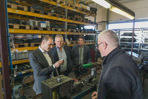 Landesrat Dr. Leonhard Schneemann mit Geschäftsführer Josef Dunst und Ing. Josef Dunst jun. während der Besichtigung des Betriebes.