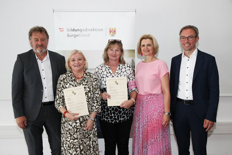 Bildungsdirektor Alfred Lehner (links im Bild) übergab Lehrkräften aus dem Mittel- und Südburgenland, die in den Ruhestand treten, ihre Pensionsdekrete.