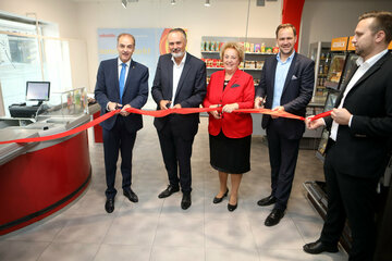 Landesrat Dr. Leonhard Schneemann, Landeshauptmann Hans Peter Doskozil, Landtagspräsidentin und ehrenamtliche Volkshilfe Burgenland-Präsidentin Verena Dunst sowie Dr. Johannes Zsifkovits von Soziale Dienste Burgenland GmbH (v.l.) bei der offiziellen Eröffnung des Sonnenmarktes und Sonnencafés in der Wiener Straße in Oberwart.