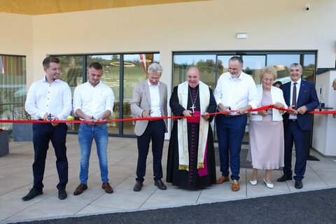 Beim Durchschneiden des Bandes (v.l.): Patrick Goger, PuchasPlus Kukmirn, Marcel Puchas, Hotelier Josef Puchas, Franz Brei, Stadtpfarrer von Jennersdorf, Landeshauptmann Hans Peter Doskozil, LAbg. Volkshilfe Burgenland Präsidentin Verena Dunst und 2. LT-Präsident Walter Temmel