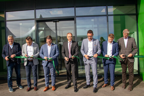 Austria-Pet-Food-CEO Mag. Bernd Berghofer, Pöttelsdorfs Bürgermeister Christian Kurz, APF-Eigentümer Mag. Otto Bruckner, Landesrat Dr. Leonhard Schneemann, Austria-Pet-Food-COO Mag. Andreas Obermayr, IV-Burgenland-Präsident DI Christian Strasser und APF-Eigentümer DI Michael Hehn eröffneten die neue Werkserweiterung auf dem Gelände von Austria Pet Food.