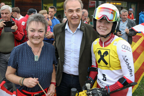 Bürgermeisterin Renate Habetler und Landesrat Leonhard Schneemann nach dem Rennen mit Medaillengewinnerin Tina Hetfleisch (v.l.).