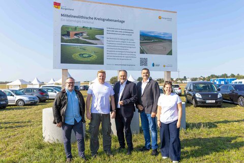 Hannes Wagner, Landesimmobilien Burgenland, Nikolaus Franz, Leiter der Archäologie Burgenland, Landeshauptmann Hans Peter Doskozil, Martin Kramelhofer, Bürgermeister der Gemeinde Rechnitz und Claudia Priber, Geschäftsführerin Kultur Betriebe Burgenland GmbH, bei der Kick-off-Veranstaltung zum Projekt „Kreisgrabenanlage Rechznitz“ im September des Vorjahres