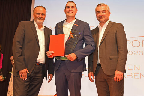 Landeshauptmann Hans Peter Doskozil und Sportlandesrat Heinrich Dorner mit dem „Sportler des Jahres“, Bogenschütze Nico Wiener