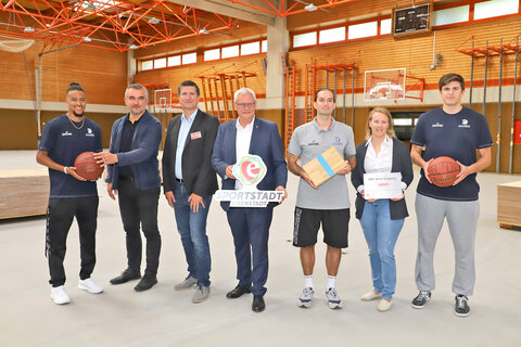 Gruppenfoto mit (v.l.n.r) Kyran McClure (BBC Nord Dragonz), Landesrat Dorner, Dragonz-Obmann Knor, Bürgermeister Steiner, Dragonz-Headcoach Felix Jambor, ASVÖ Burgenland Landessekretärin Eva-Maria Schimak, Lukas Knor (BBC Nord Dragonz).