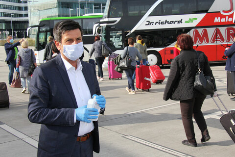 Soziallandesrat Christian Illedits begrüßte die PersonenbetreuerInnen aus Kroatien am Flughafen in Wien Schwechat.