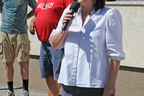 Landeshauptmann-Stellvertreterin Mag.a Astrid Eisenkopf eröffnete das Seifenkistenrennen in Purbach.