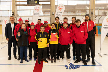 Landesrat Mag. Heinrich Dorner (links im Bild) und die Präsidentin der Sportunion Burgenland, Karin Ofner (3.v.l.) mit Special Olympics Teilnehmerinnen und Teilnehmern von pro mente und vom Team Dornau.