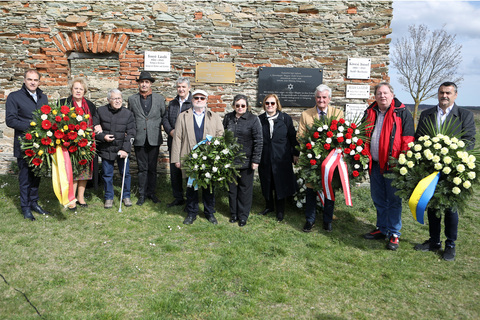 Landtagspräsidentin Verena Dunst (2.v.l.), 2. Landtagspräsident Walter Temmel (5.v.l.), Landesrat Dr. Leonhard Schneemann (l.) und Rechnitzs Bürgermeister Martin Kramelhofer (r.) mit Mitgliedern des Vereines RE.F.U.G.I.U.S. beim Kreuzstadl in Rechnitz.