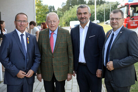 Landesrat Mag. Heinrich Dorner (2.v.r.) mit Bürgermeister Christian Weninger (l.) und Vizebürgermeister Norbert Cserinko (r.) sowie dem Lackenbacher Ehrenbürger, Bundeskanzler außer Dienst, Dr. Franz Vranitzky (2.v.l.).