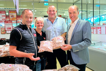 Der Wurst Abholmarkt in Steinberg-Dörfl bietet eine erstklassige Auswahl an frischem, abgepackten Qualitätsfleisch und an Wurstprodukten an. v.l.: Geschäftsinhaber Josef Dutter und Heidi Ehrenhöfer, Bgm. Manfred Schmidt, LR Dr. Leonhard Schneemann