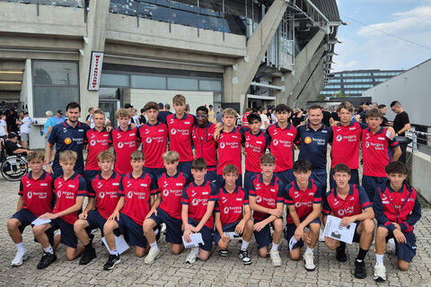 Die U15-Mannschaft der Fußballakademie Burgenland beim ersten Meisterschaftsspiel des Kooperationspartners und amtierenden Fußballmeisters Puntigamer Sturm Graz.