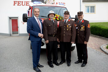 Landesrat Dr. Leonhard Schneemann (l.) und Bürgermeister Christian Pinzker der Großgemeinde Unterkohlstätten (r.) mit Feuerwehrkommandant Daniel Schaffer und Feuerwehrkommandant-Stellvertreter Albin Schaffer vor dem neuen Tanklöschfahrzeug der Freiwilligen Feuerwehr Oberkohlstätten.
