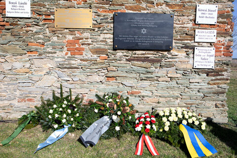 Gedenkkränze anlässlich des Gedenkens für alle Opfer des Südostwallbaus beim Kreuzstadl in Rechnitz.