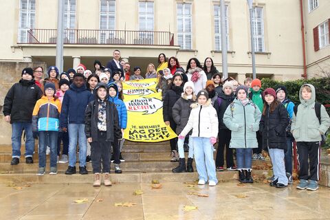 LH-Stv. Astrid Eisenkopf, Landesrätin Daniela Winkler und Landtagspräsident Robert Hergovich mit den Vertretern der Kinderfreunde Burgenland und den Schülerinnen und Schülern.