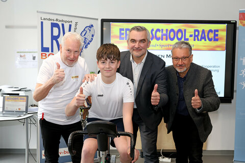 Start des ERGO SCHOOL RACE 2025 mit Sportlandesrat Heinrich Dorner