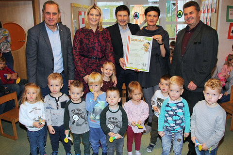 Günter Schmidt, Bürgermeister Marktgemeinde Rohrbach, Landesrätin Mag.a (FH) Daniela Winkler, Franz Handler, Geschäftsführer des Verbandes der Naturparke Österreichs, Ulrike Schmidt, Leiterin Kindergarten Marktgemeinde Rohrbach, und Bürgermeister Kurt Fischer, Obmann Naturpark Rosalia-Kogelberg, mit Kindern des „Naturpark-Kindergartens“ der Marktgemeinde Rohrbach bei Mattersburg