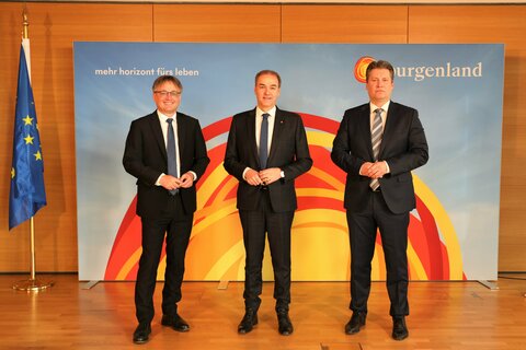 Landesrat Dr. Leonhard Schneemann (Mitte) und die Geschäftsführer der Wirtschaftsagentur Burgenland, Mag. Michael Gerbavsits (l) und Mag. Harald Zagiczek (r) präsentierten die Neuerungen zur Bündelung der Wirtschaftskompetenz im Burgenland.