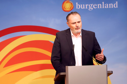 Landeshauptmann Mag. Hans Peter Doskozil bei der Pressekonferenz.