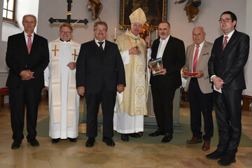 Bei der Jubiläumsfeier in der Pfarrkirche Unterrabnitz (v.l.): der scheidenden Chorleiter Franz Flasch (40 Jahre Chorleiter), Dechant Michael Brien, Bürgermeister Franz Schiefer, Diözesanbischof Ägidius Zsifkovics, Landeshauptmann Hans Peter Doskozil, Pfarrchronik-Autor Otto Fruhmann und der neuer Chorleiter Thomas Frühstück