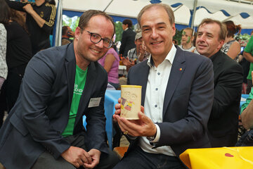 Soziallandesrat Leonhard Schneemann bekam von SOS Kinderdorf-Leiter Marek Zeliska (v.r.) ein Präsent überreicht.