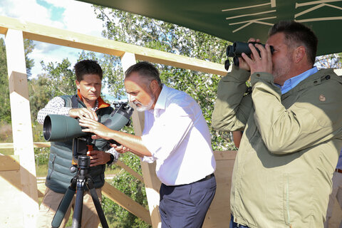 Erklommen den eigens für das Skills Camp aufgebauten Aussichtsturm: Landeshauptmann Hans Peter Doskozil, Florian Kreissl (links), Vertriebsleiter SWAROVSKI OPTIK Österreich und Nationalparkdirektor Johannes Ehrenfeldner (rechts)