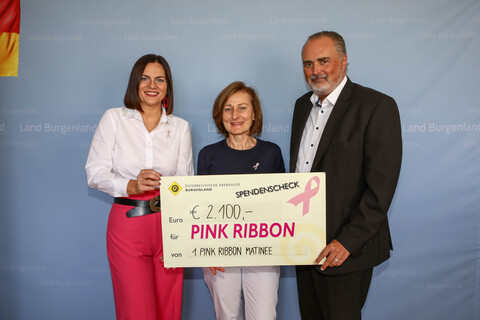 Landeshauptmann Hans Peter Doskozil und Landtagspräsidentin Astrid Eisenkopf übergaben den Spendenscheck in der Höhe von 2.100 Euro an Andrea Konrath, Geschäftsführerin der Krebshilfe Burgenland