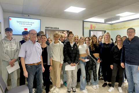 Oberpullendorfs Bezirkshauptmann Mag. Klaus Trummer und Referatsleiter Jürgen Karall begrüßten die Schülerinnen und Schüler der 1. Klasse der BHAS Oberpullendorf, die – ebenso wie jene der BHAK – auf Initiative von HAK-Lehrerin Mag.a Dagmar Kraly-Stinakovits die Möglichkeit zur koordinierten Registrierung für die ID Austria erhielten.