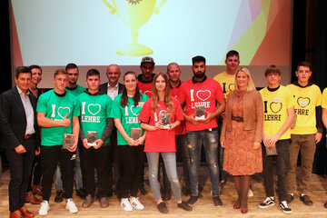 Landesrätin Daniela Winkler, Landesrat Christian Illedits und Bildungsdirektor Heinz Josef Zitz gratulierten gemeinsam mit AK-Vizepräsidentin Bianca Graf und ÖGB-Jugendsekretärin Ramona Pfneiszl den siegreichen Teams von Schülerinnen und Schülern de