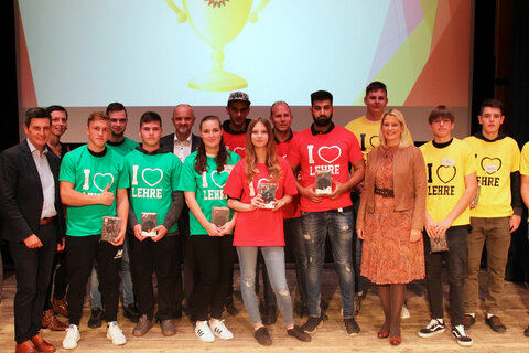 Landesrätin Daniela Winkler, Landesrat Christian Illedits und Bildungsdirektor Heinz Josef Zitz gratulierten gemeinsam mit AK-Vizepräsidentin Bianca Graf und ÖGB-Jugendsekretärin Ramona Pfneiszl den siegreichen Teams von Schülerinnen und Schülern de