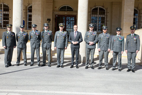 Landesrat Leonhard Schneemann, Oberst Raimund Wrana, stv. Kommandant Militärkommando Burgenland mit einem Teil der neuen Unteroffiziere