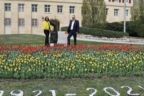Landeshauptmann Hans Peter Doskozil und Landeshauptmann-Stellvertreterin Astrid Eisenkopf: Anlässlich 100 Jahre Burgenland erblüht in allen Bezirken des Landes - so auch vor dem Landhaus in Eisenstadt - ein Tulpenmeer in den burgenländischen Landesfarben Rot-Gelb