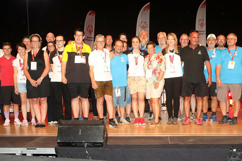 Großes Gruppenfoto aller teilnehmenden Funktionäre, Volunteers, sowie Landesrat Heinrich Dorner und Landeshauptmann Hans Peter Doskozil nach dem Schlusslied "We Are The Champions".
