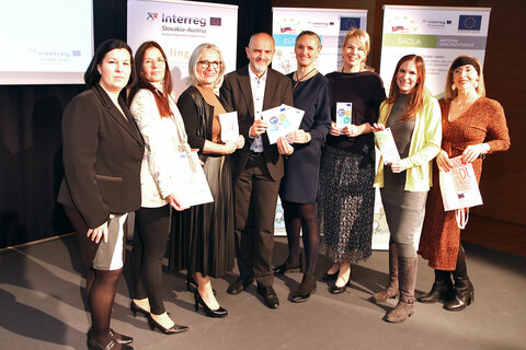 Bei der Abschlusskonferenz der Interreg-Bildungsprojekte A-H-SK. V.l.: DIin Dr.in Judit Makkos-Káldi BEd, Mag.a Andrea Major, Christine Rammesmayer, Hofrat Mag. Heinz Josef Zitz, Martina Barnstedt, Mag.a Martina Emrich, Mag.a Caroline Jäckl, Dr.in Karin Steiner