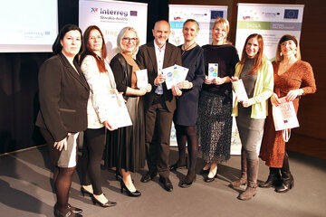 Bei der Abschlusskonferenz der Interreg-Bildungsprojekte A-H-SK. V.l.: DIin Dr.in Judit Makkos-Káldi BEd, Mag.a Andrea Major, Christine Rammesmayer, Hofrat Mag. Heinz Josef Zitz, Martina Barnstedt, Mag.a Martina Emrich, Mag.a Caroline Jäckl, Dr.in Karin Steiner
