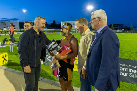 Landesrat Heinrich Dorner beglückwünscht Deniz Almas (Deutschland) zu seinem Sieg im 100-Meter-Lauf.