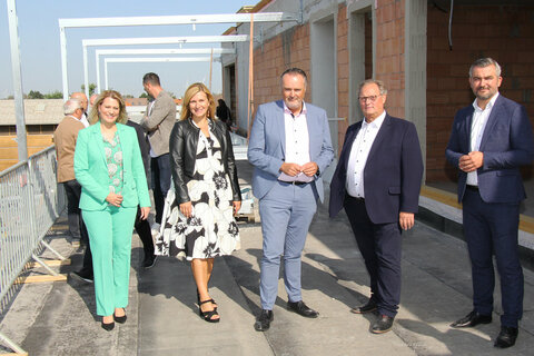 Landeshauptmann Hans Peter Doskozil, Landesrat Mag. Heinrich Dorner, Landesrätin Mag.a (FH) Daniela Winkler und NR Maximilian Köllner, MA, sowie KR Gerhard Milletich und Mag.a Bettina Milletich, Geschäftsführerin CRM Medientrend GmbH, bei der Gleichenfeier für das neue CRM-Verlagszentrum in Parndorf.