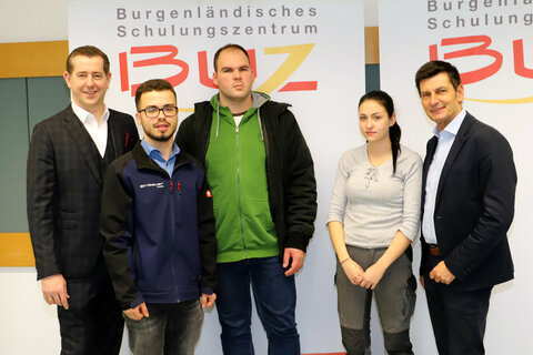 Mag. (FH) Christian Vlasich (GF BUZ Neutal), Niklas Holzinger (Mitarbeiter Biribauer Metallbau), Andreas Csebich (Mitarbeiter Billa Weppersdorf), Eva Leser (BUZ Neutal, 1. Lehrjahr) und Arbeitsmarktlandesrat Christian Illedits