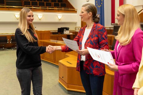 Landeshauptmann-Stellvertreterin Anja Haider-Wallner und Landesrätin Daniela Winkler übergaben die Finanzführerscheine an Schülerinnen und Schüler der Polytechnischen Schule Eisenstadt.