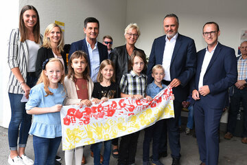 Landeshauptmann Hans Peter Doskozil und Landesrat Christian Illedits mit Bürgermeister Andreas Gradwohl und dem Volksschul-Team rund um Direktorin Andrea Tauber.