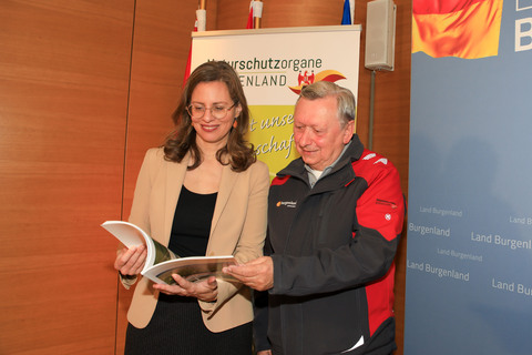 Landeshauptmann-Stellvertreterin Anja Haider-Wallner und Hermann Frühstück, Landesleiter Naturschutzorgane Burgenland, präsentierten im KUZ Eisenstadt die neue Informationsoffensive zu burgenländischen Naturschutzgebieten und Naturdenkmalen