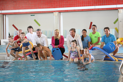 Sportlandesrat Heinrich Dorner, Bildungslandesrätin Daniela Winkler und Bürgermeister LAbg. Kurt Maczek mit den Vertretern der Sportvereinigungen und Betreuerinnen.