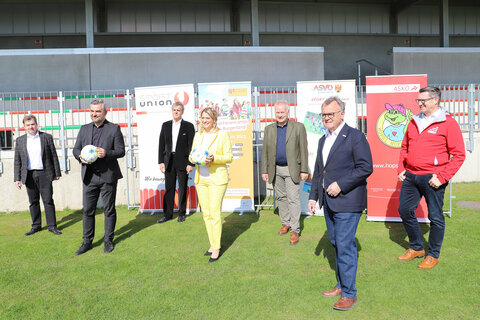 Landesrätin Daniela Winkler und Sportlandesrat Heinrich Dorner stellten gemeinsam mit Vertretern von Sportverbänden das Angebot der Lern- und Feriencamps vor