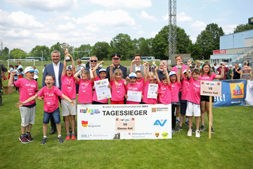 Landesrat Heinrich Dorner (links hinten), Zivilschutzverband Burgenland-Präsident Herbert Wagner, Oberwarts Postenkommandant Hans Renner und Daniel Baumann (hinten v.l.) gratulierten den Kindern der Volksschule Eberau zum Landessieg.